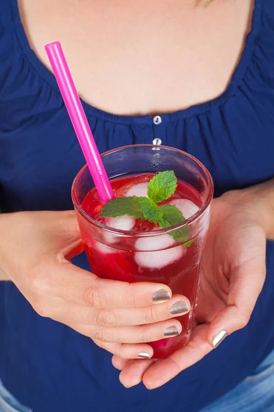 Ahududu içki resmi oluşturan kapatın