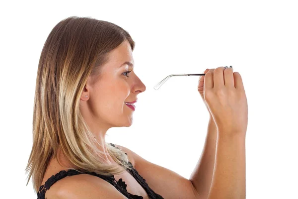 Mujer atractiva sosteniendo sus gafas de sol - aislado — Foto de Stock