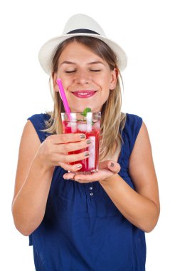 Ahududu naneli limonata ile mutlu kadın