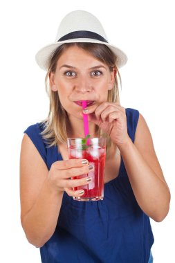 Ahududu naneli limonata ile mutlu kadın