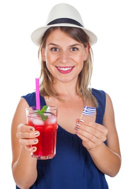 Ahududu naneli limonata ve güneş gözlüğü ile mutlu kadın