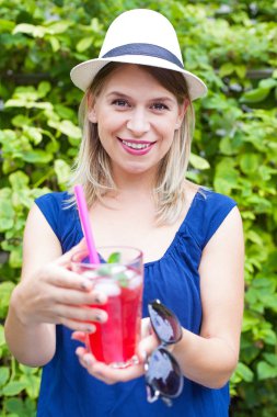 Ahududu naneli limonata açık ile mutlu kadın