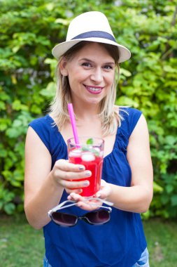 Ahududu naneli limonata açık ile mutlu kadın