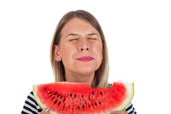 Mulher comendo uma grande fatia de melancia — Fotografia de Stock