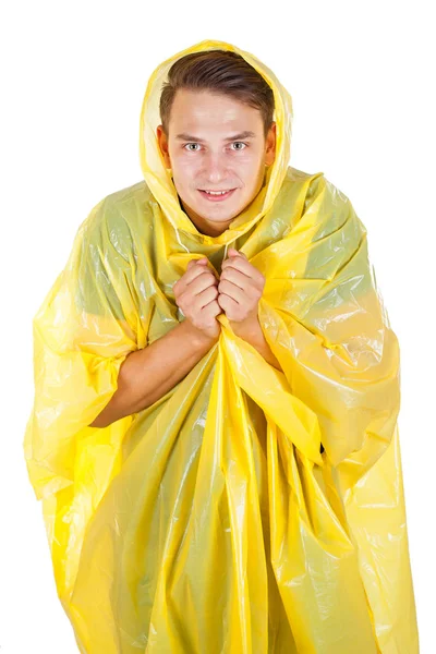 Jeune homme portant un imperméable jaune — Photo