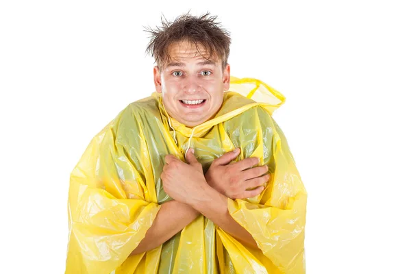 Jeune homme portant un imperméable jaune — Photo