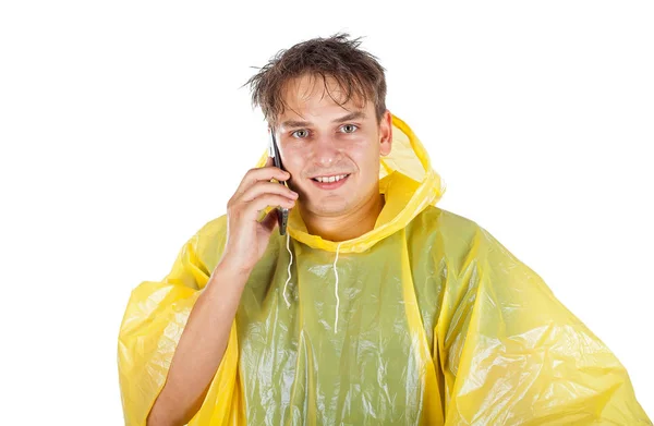 Taksi çağıran bir sarı yağmurluk giyen genç adam — Stok fotoğraf