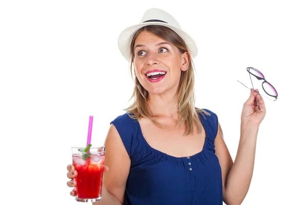 Szczęśliwa kobieta z malina mięta lemoniady i okulary przeciwsłoneczne — Zdjęcie stockowe