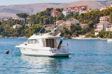 Beyaz yatta Adriyatik Denizi, Trogir, Hırvatistan