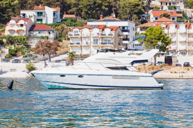 Beyaz yatta Adriyatik Denizi, Trogir, Hırvatistan