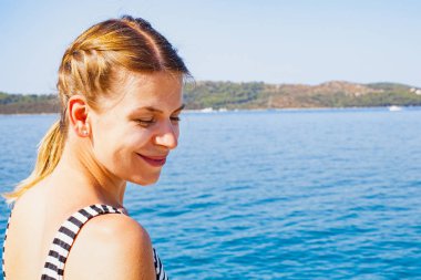 Bir yaz sabahı Adriyatik sahil kadına