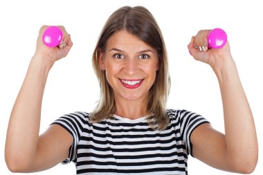 Pembe dumbbells ile gülümseyen kadın