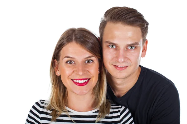 Glückliches junges Paar lächelt in die Kamera — Stockfoto