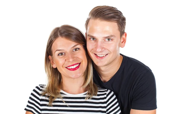 Lyckliga unga paret ler mot kameran — Stockfoto