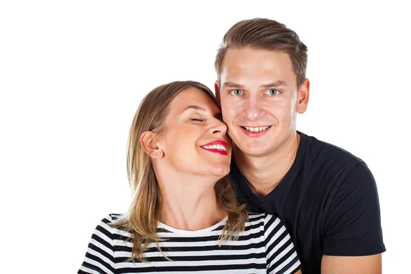 Joyeux jeune couple souriant à la caméra — Photo