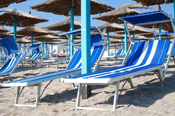 Lettini e ombrelloni sul mare rumeno — Foto Stock