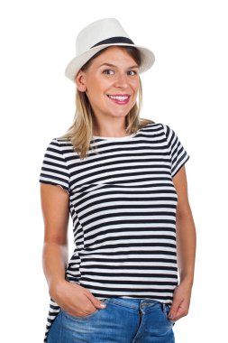 Çizgili gömlekli ve şapka ile mutlu genç kadın