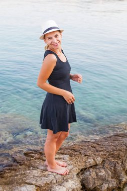 Genç kadın rahatlatıcı sahil Hırvatistan tarafından