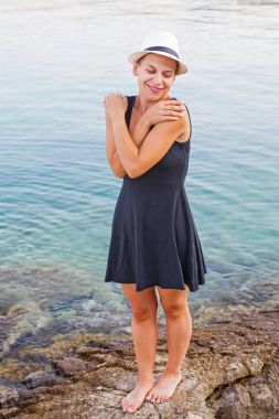 Genç kadın rahatlatıcı sahil Hırvatistan tarafından