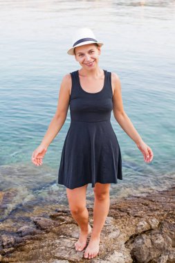 Genç kadın rahatlatıcı sahil Hırvatistan tarafından