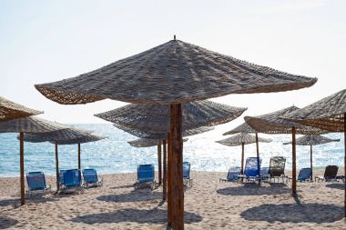 Şezlong ve şemsiyeler Romen sahilde