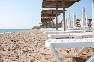 Şezlong ve şemsiyeler Romen sahilde