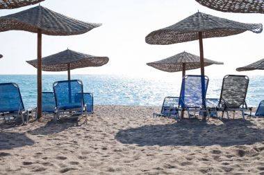 Şezlong ve şemsiyeler Romen sahilde