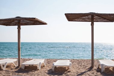 Şezlong ve şemsiyeler Romen sahilde