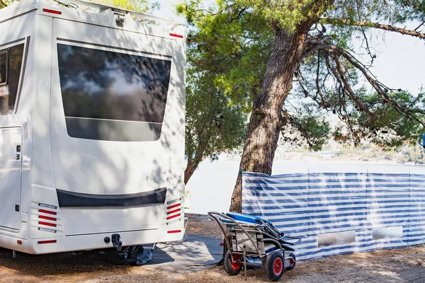 Camper vans deniz tarafından — Stok fotoğraf