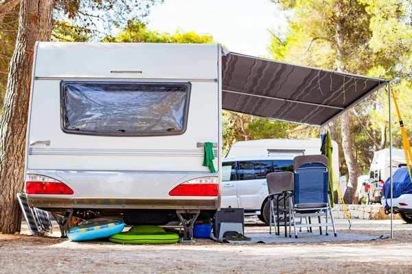 Camper furgonetas junto al mar —  Fotos de Stock