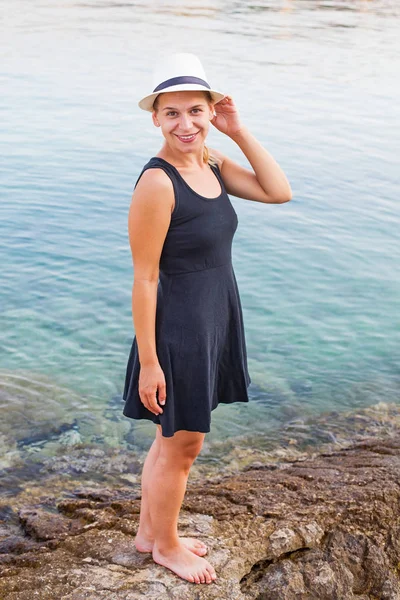 Genç kadın rahatlatıcı sahil Hırvatistan tarafından