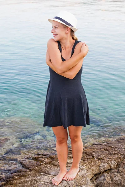 Молодая женщина отдыхает у моря в Хорватии — стоковое фото