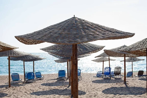 Şezlong ve şemsiyeler Romen sahilde