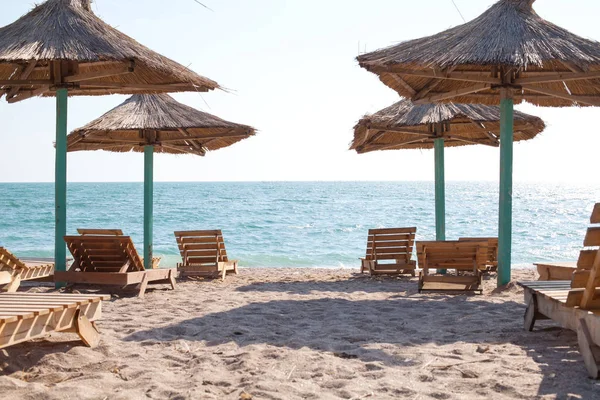 Lettini e ombrelloni sul mare rumeno — Foto Stock