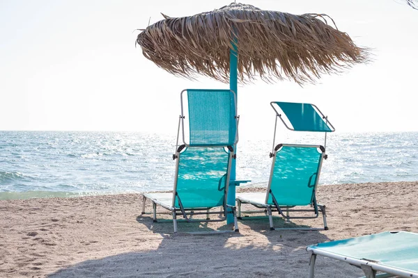 Lettini e ombrelloni sul mare rumeno — Foto Stock