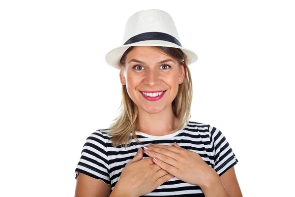 Çizgili gömlekli ve şapka ile mutlu genç kadın — Stok fotoğraf