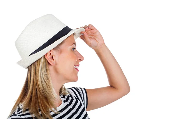 Çizgili gömlekli ve şapka ile mutlu genç kadın — Stok fotoğraf