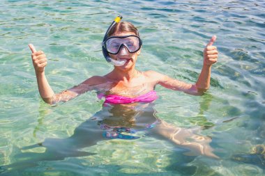 hermosa mujer asiática quitándose la camisa