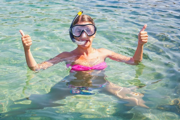 hermosa mujer asiática quitándose la camisa