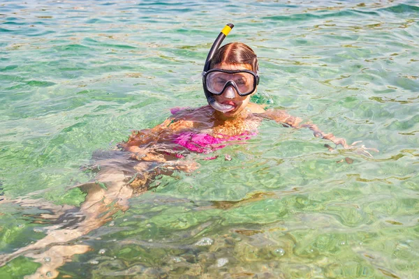 hermosa mujer asiática quitándose la camisa