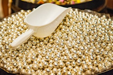 Şekerci dükkânı lezzetli çikolata topları