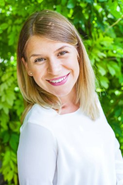 Gülümseyen güzel genç kadın.