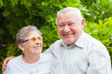 Parktaki yaşlı çift.