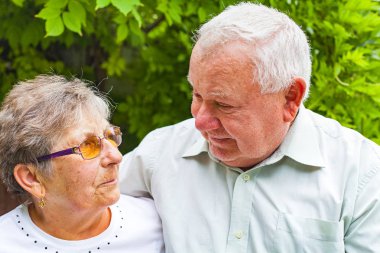 Parktaki yaşlı çift.