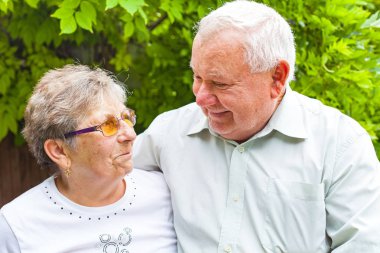 Parktaki yaşlı çift.