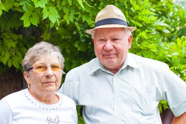 Parktaki yaşlı çift.