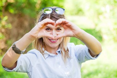 Açık kalp şeklinde elele erkek