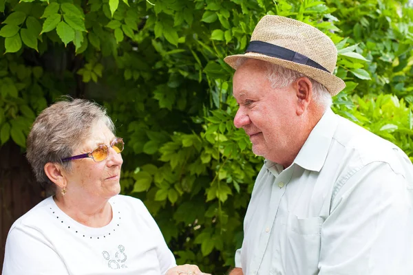 Para seniorów w parku — Zdjęcie stockowe