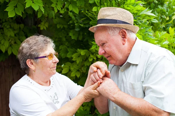 Parktaki yaşlı çift.