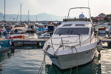 Tekneler Harbor Trogir, Hırvatistan ile Pier